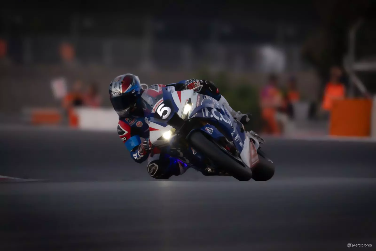 Moto de course dans un virage