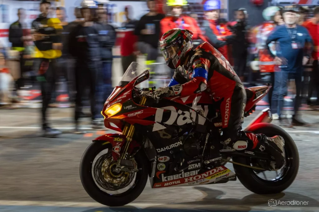 Moto qui arrive au stand