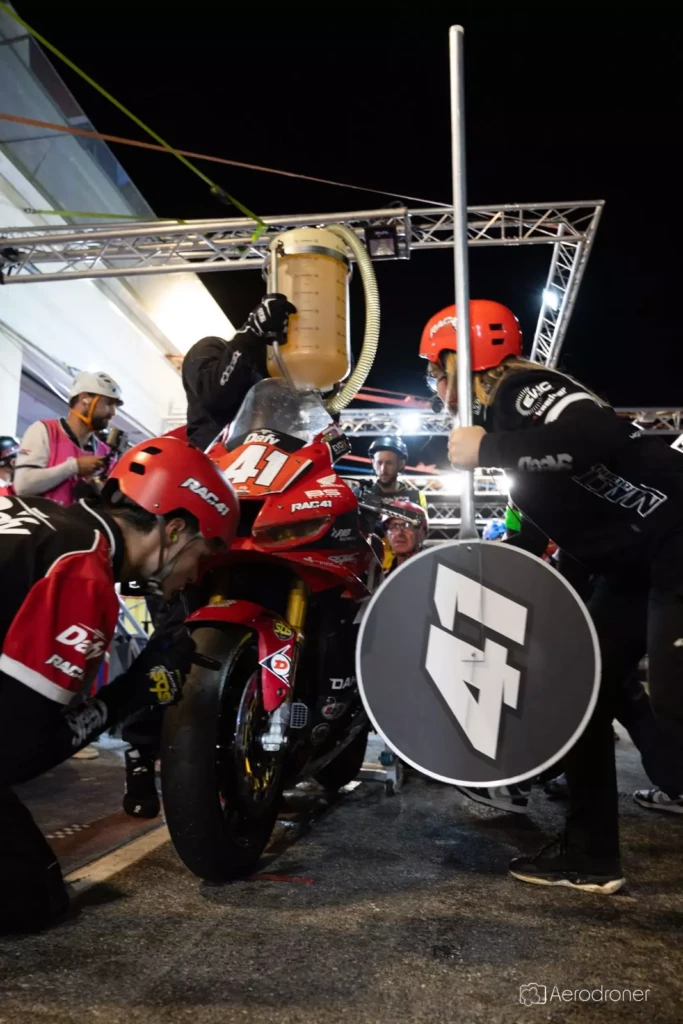 Arrêt d'un pilote de moto au stand
